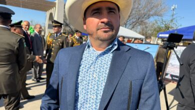 Iván Ochoa señaló que la captación va muy por encima de años anteriores y llamó a la ciudadanía a cumplir con sus obligaciones para generar más obras. Por Miguel Magaña | Piedras Negras, Coahuila Nava, Coahuila.– El presidente municipal de Nava, Iván Ochoa, informó que durante el mes de enero la recaudación del impuesto predial ha registrado resultados muy positivos, superando incluso las cifras de administraciones anteriores, gracias a los incentivos implementados por el gobierno municipal. El edil destacó que ha funcionado de manera favorable el programa de descuentos, que contempla un 15 por ciento en enero, 10 por ciento en febrero y 5 por ciento en marzo, además de la rifa de un automóvil nuevo y la condonación de recargos en el impuesto predial, así como convenios con el sistema de agua potable que benefician a la población. Ochoa señaló que, aunque el crecimiento poblacional influye en el aumento de la recaudación, los ingresos obtenidos van muy por encima del año pasado, lo que permitirá al municipio contar con mayores recursos para la realización de obras públicas en beneficio de la ciudadanía. Subrayó la importancia de que la población cumpla con sus obligaciones, como el pago del agua y del predial, además de mantener limpio el frente de sus viviendas, ya que el cumplimiento ciudadano se traduce directamente en más recursos para transformar esos ingresos en obras y mejores servicios. En cuanto al desarrollo económico, el alcalde informó que se trabaja de manera coordinada con empresas instaladas en el corredor industrial, adelantando que se formará un consejo empresarial en el municipio con el objetivo de atraer nuevas inversiones y posicionar a Nava como un polo de desarrollo, al que calificó como “el próximo Ramos Arizpe del norte”. Indicó que el padrón de empresas continúa en crecimiento, con nuevas instalaciones de manera constante, y aseguró que su administración brinda todas las facilidades para que inversionistas puedan establecerse en el municipio, garantizando acompañamiento y asesoría en los trámites necesarios, sin poner obstáculos al desarrollo. Iván Ochoa, Alcalde de Nava