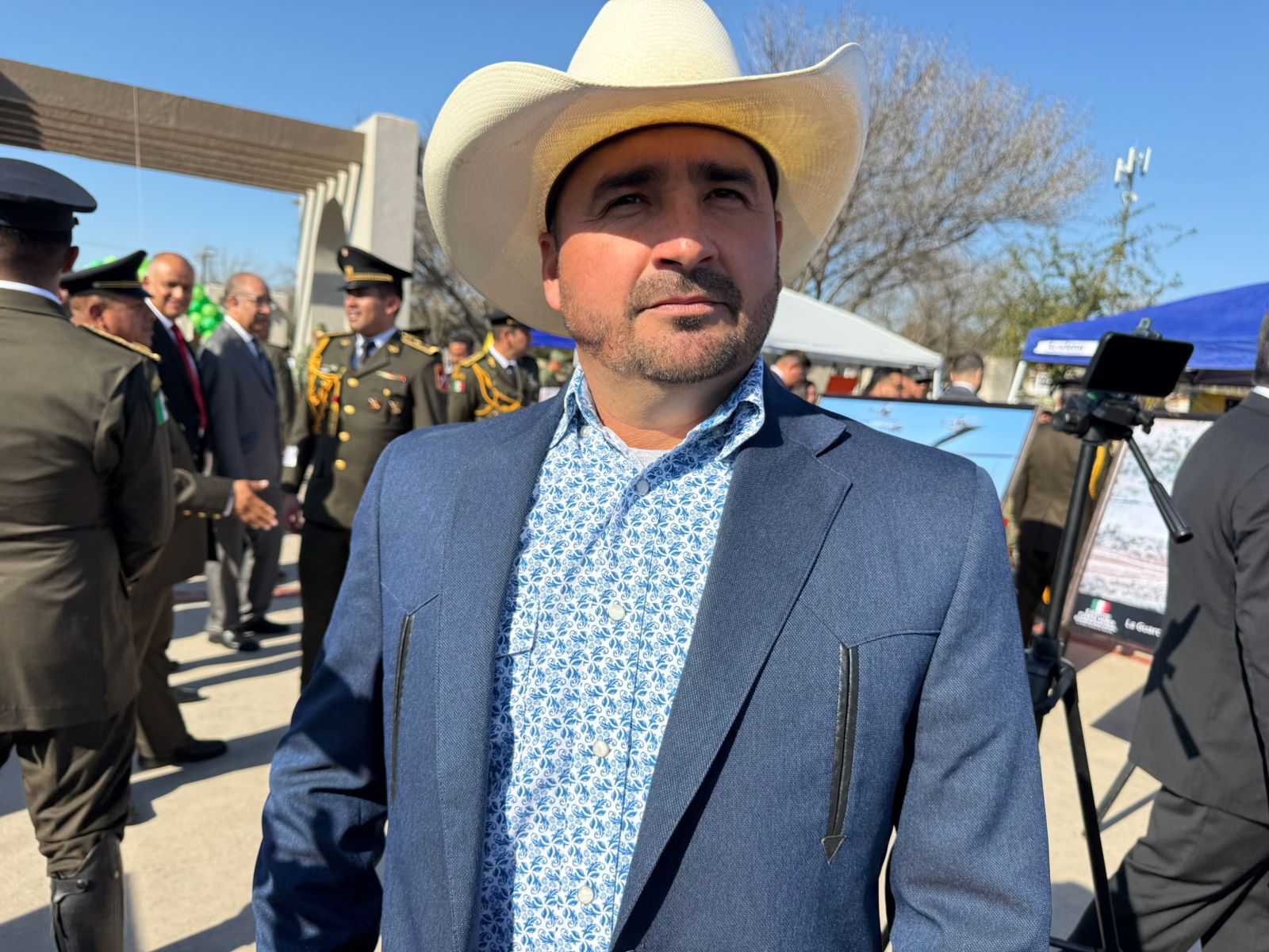 Iván Ochoa señaló que la captación va muy por encima de años anteriores y llamó a la ciudadanía a cumplir con sus obligaciones para generar más obras. Por Miguel Magaña | Piedras Negras, Coahuila Nava, Coahuila.– El presidente municipal de Nava, Iván Ochoa, informó que durante el mes de enero la recaudación del impuesto predial ha registrado resultados muy positivos, superando incluso las cifras de administraciones anteriores, gracias a los incentivos implementados por el gobierno municipal. El edil destacó que ha funcionado de manera favorable el programa de descuentos, que contempla un 15 por ciento en enero, 10 por ciento en febrero y 5 por ciento en marzo, además de la rifa de un automóvil nuevo y la condonación de recargos en el impuesto predial, así como convenios con el sistema de agua potable que benefician a la población. Ochoa señaló que, aunque el crecimiento poblacional influye en el aumento de la recaudación, los ingresos obtenidos van muy por encima del año pasado, lo que permitirá al municipio contar con mayores recursos para la realización de obras públicas en beneficio de la ciudadanía. Subrayó la importancia de que la población cumpla con sus obligaciones, como el pago del agua y del predial, además de mantener limpio el frente de sus viviendas, ya que el cumplimiento ciudadano se traduce directamente en más recursos para transformar esos ingresos en obras y mejores servicios. En cuanto al desarrollo económico, el alcalde informó que se trabaja de manera coordinada con empresas instaladas en el corredor industrial, adelantando que se formará un consejo empresarial en el municipio con el objetivo de atraer nuevas inversiones y posicionar a Nava como un polo de desarrollo, al que calificó como “el próximo Ramos Arizpe del norte”. Indicó que el padrón de empresas continúa en crecimiento, con nuevas instalaciones de manera constante, y aseguró que su administración brinda todas las facilidades para que inversionistas puedan establecerse en el municipio, garantizando acompañamiento y asesoría en los trámites necesarios, sin poner obstáculos al desarrollo. Iván Ochoa, Alcalde de Nava